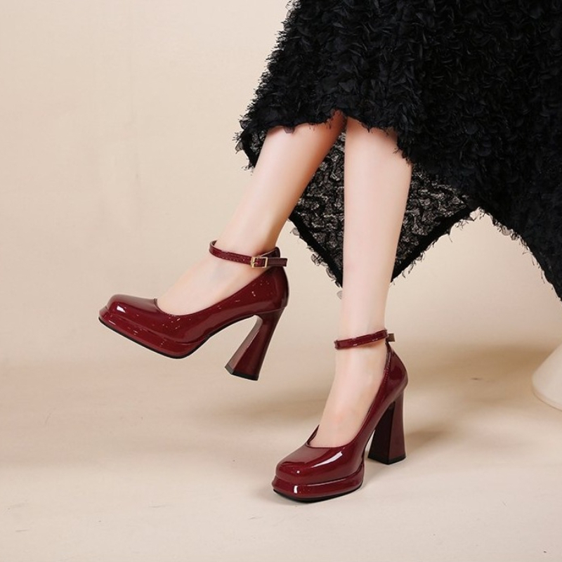 Sepatu hak tinggi yang modis.  - Leather Classic Strap ulasan dan harga