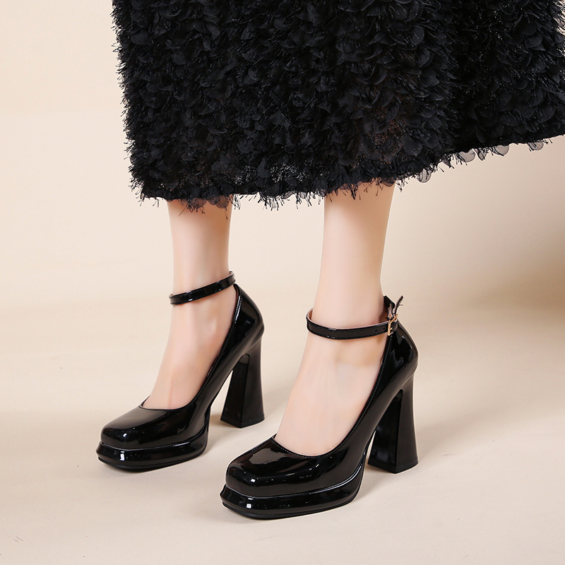 Sepatu hak tinggi yang modis.  - Leather Classic Strap ulasan dan harga